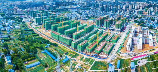 全景航拍視角 房地產開發建設與城中村的鮮明對比